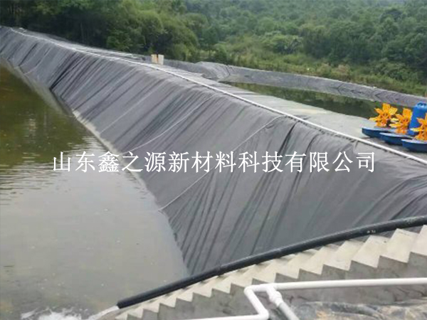 問：魚塘養(yǎng)殖防滲膜的周圍可以貼瓷磚嗎？